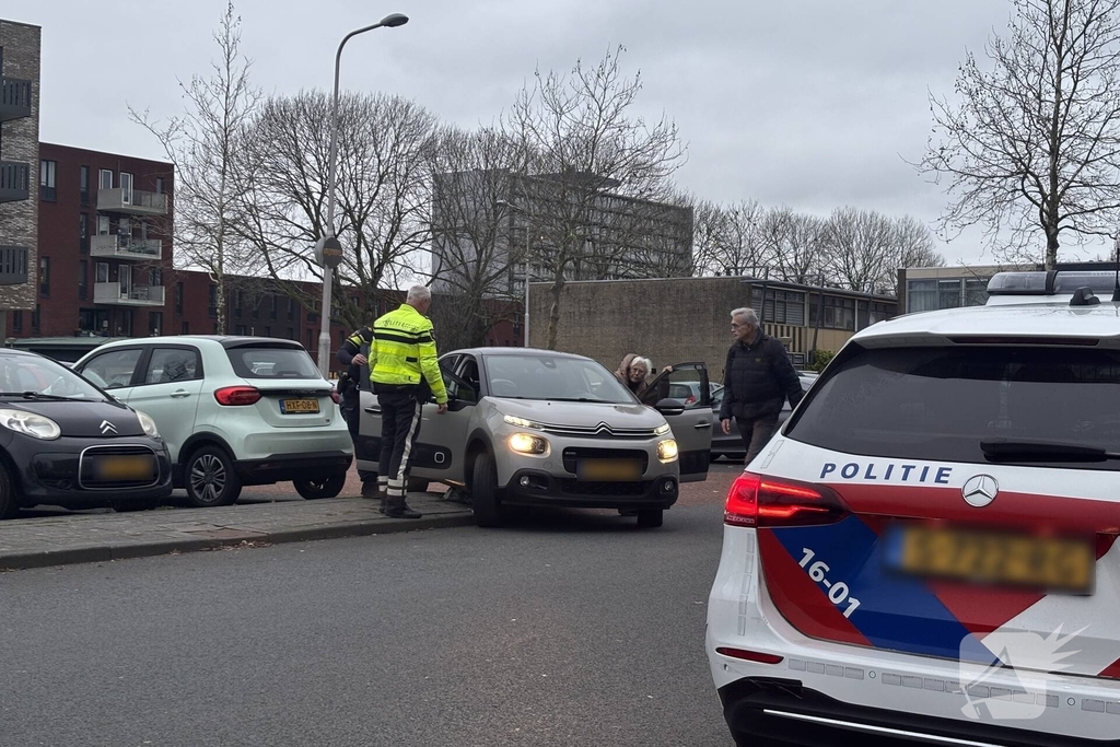 Automobiliste rijdt vast op betonblok