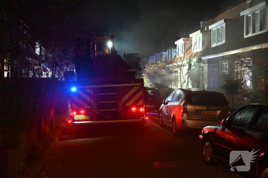 Brandweer redt persoon uit woning