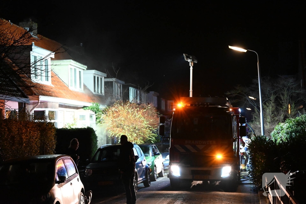 Brandweer redt persoon uit woning