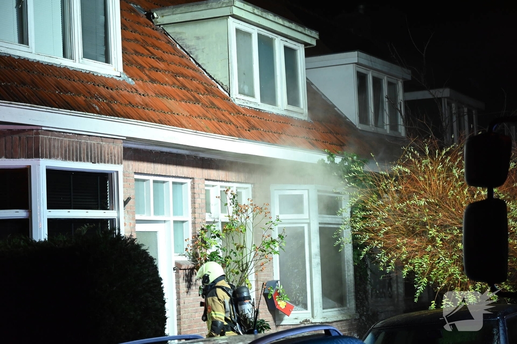 Brandweer redt persoon uit woning
