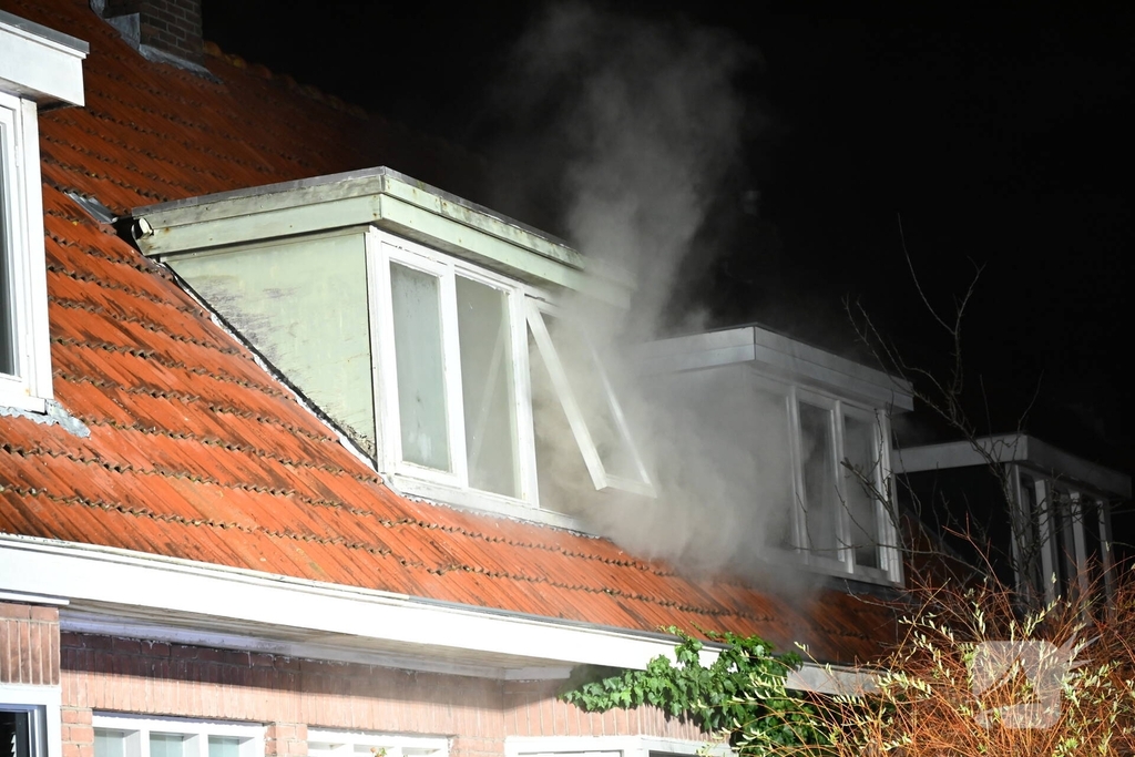 Brandweer redt persoon uit woning
