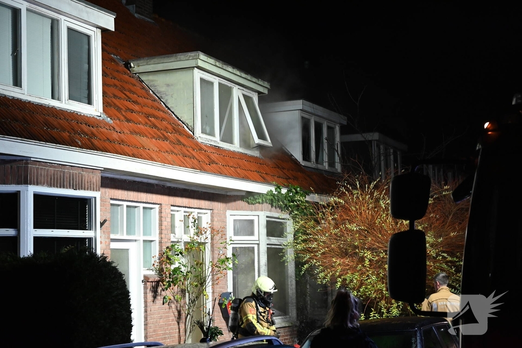 Brandweer redt persoon uit woning