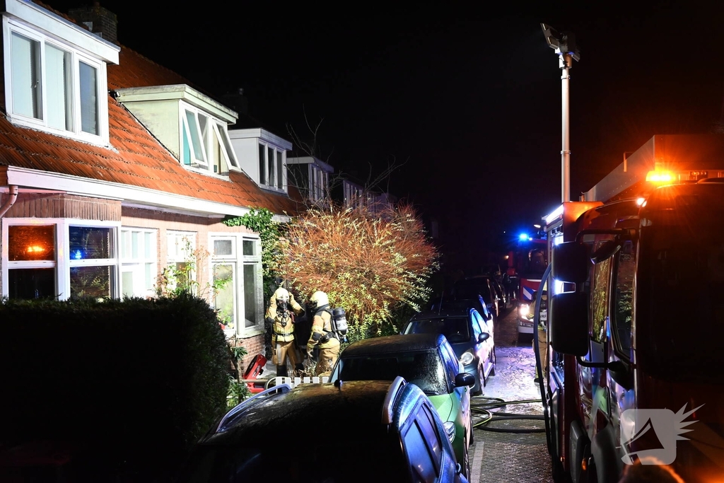 Brandweer redt persoon uit woning