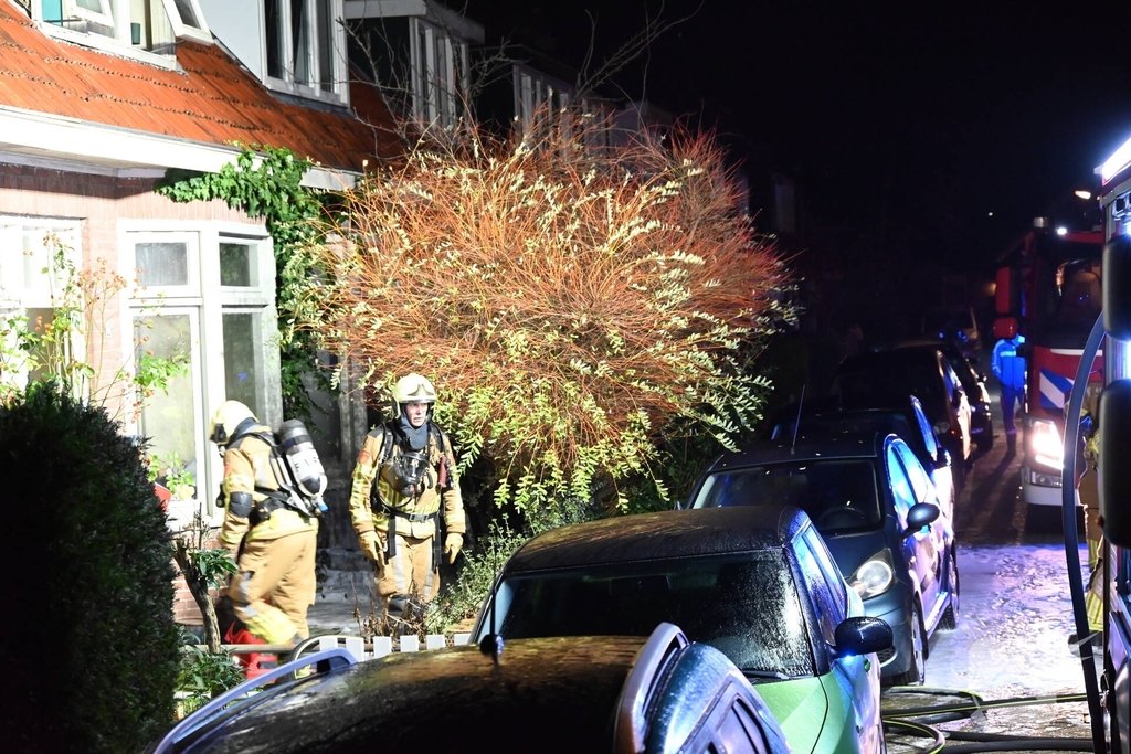 Brandweer redt persoon uit woning