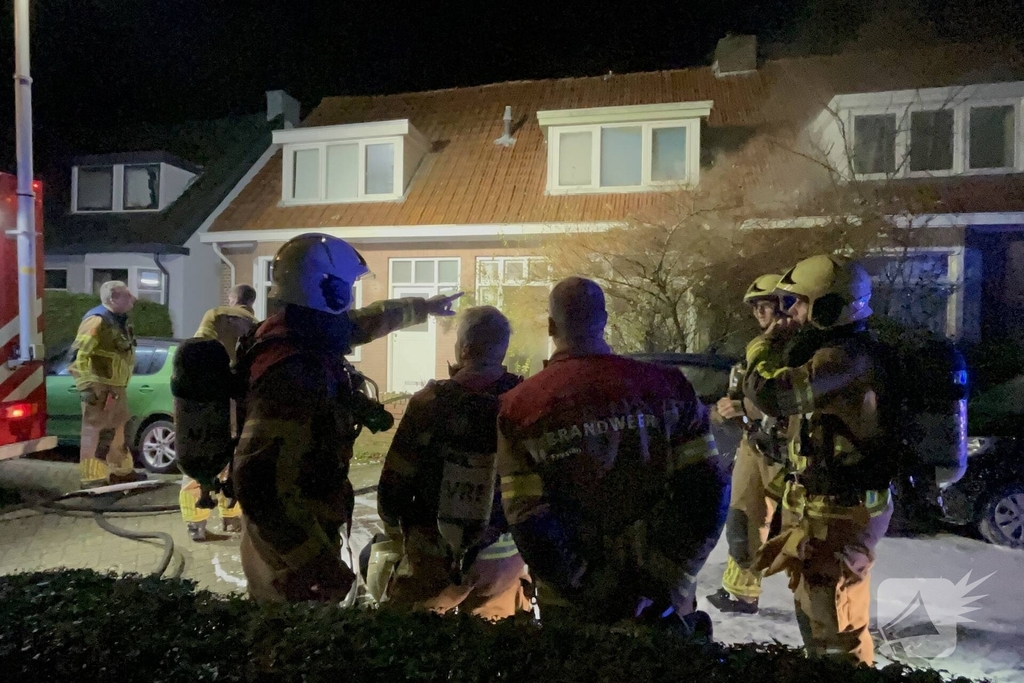 Brandweer redt persoon uit woning