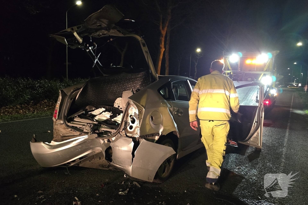 Botsing met elektrische auto zorgt voor wegafsluiting