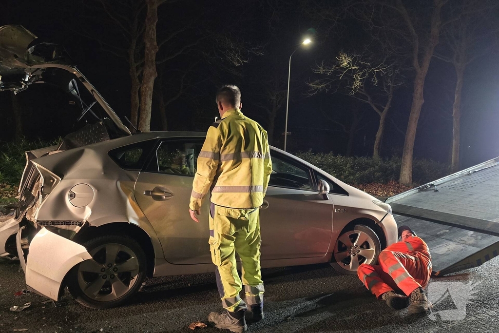 Botsing met elektrische auto zorgt voor wegafsluiting