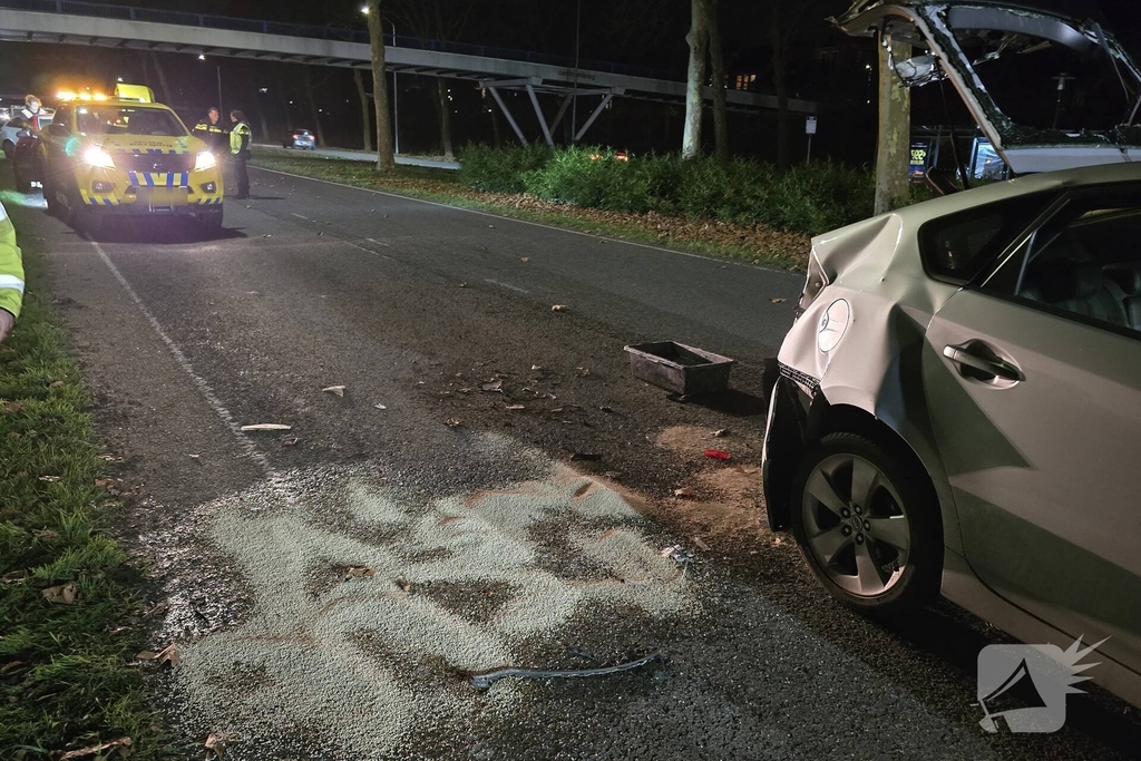 Botsing met elektrische auto zorgt voor wegafsluiting