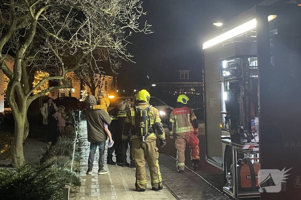 Brandweer bestrijdt woningbrand