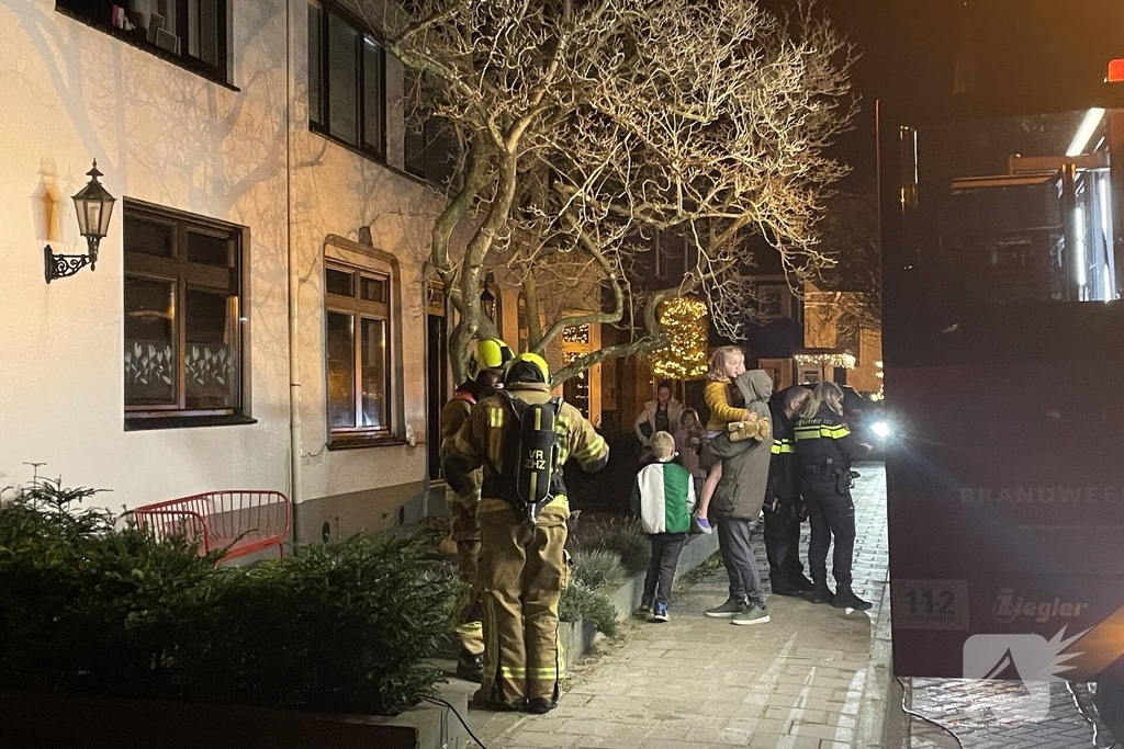 Brandweer bestrijdt woningbrand