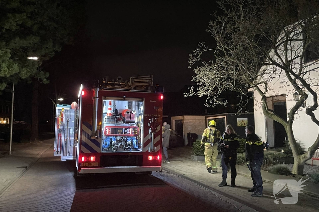 Brandweer bestrijdt woningbrand