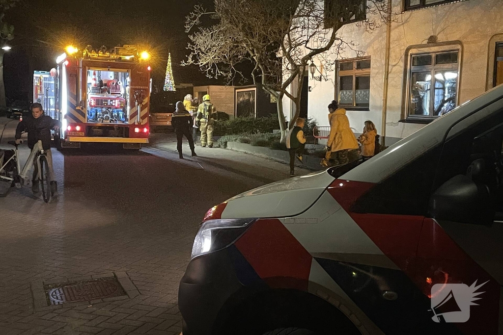 Brandweer bestrijdt woningbrand