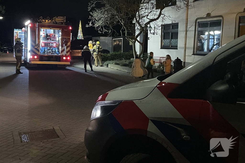 Brandweer bestrijdt woningbrand