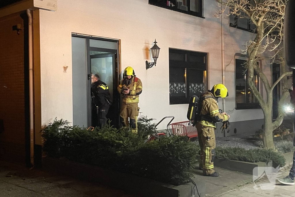 Brandweer bestrijdt woningbrand