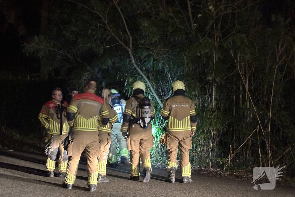 Brandweer blust kleine buitenbrand