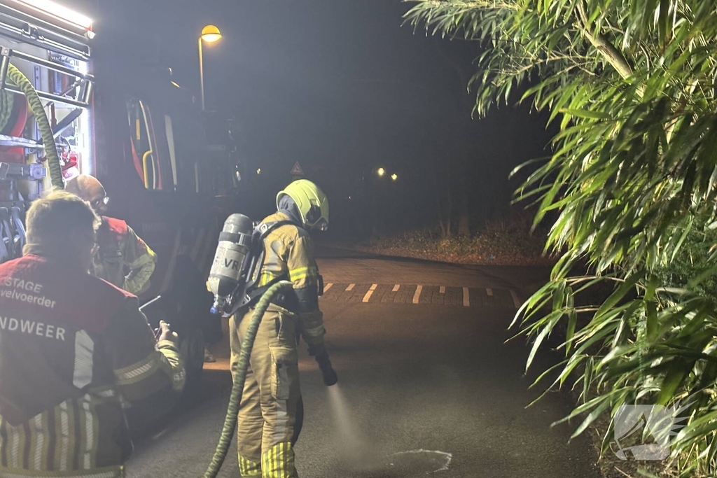 Brandweer blust kleine buitenbrand