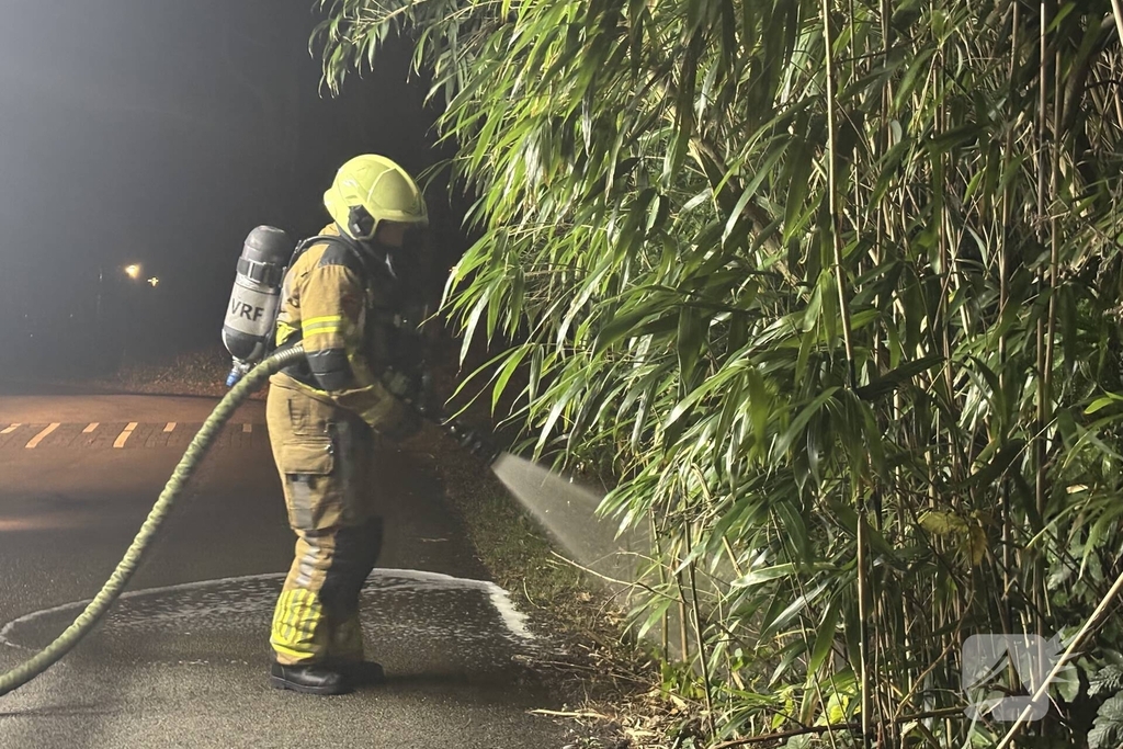 Brandweer blust kleine buitenbrand
