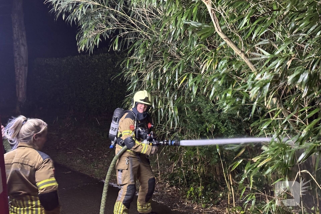 Brandweer blust kleine buitenbrand