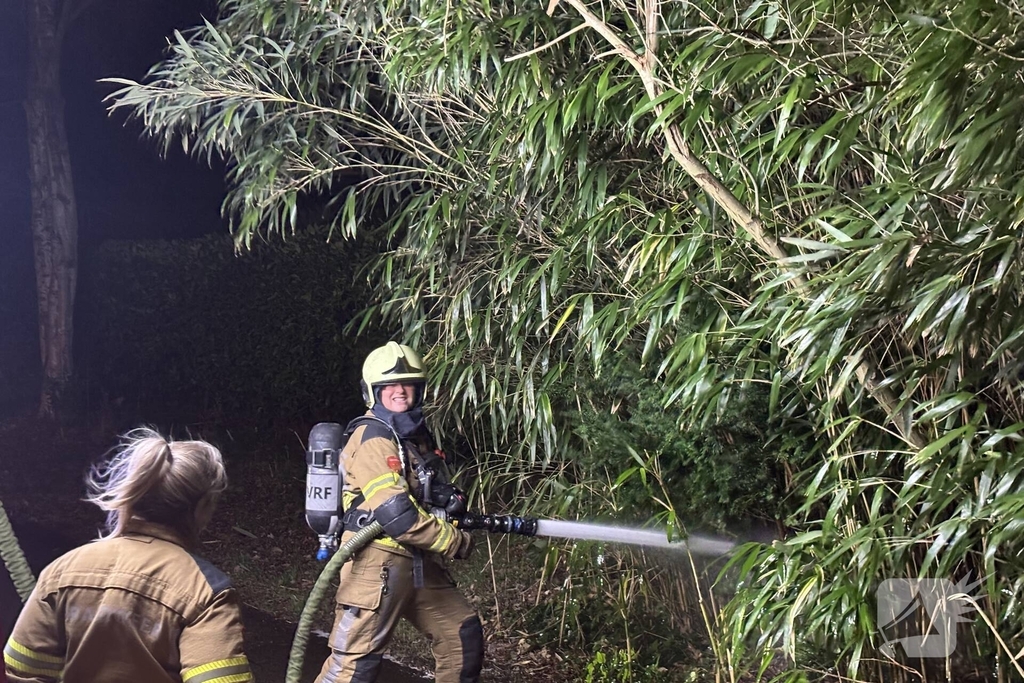 Brandweer blust kleine buitenbrand