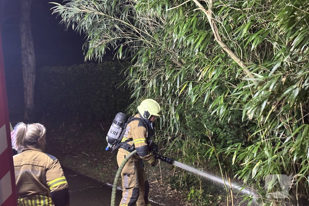 Brandweer blust kleine buitenbrand