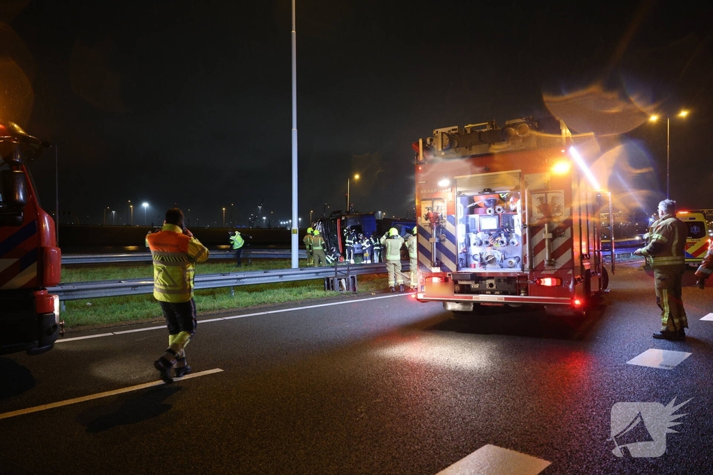 Bestuurder bevrijdt na ongeval vrachtwagen