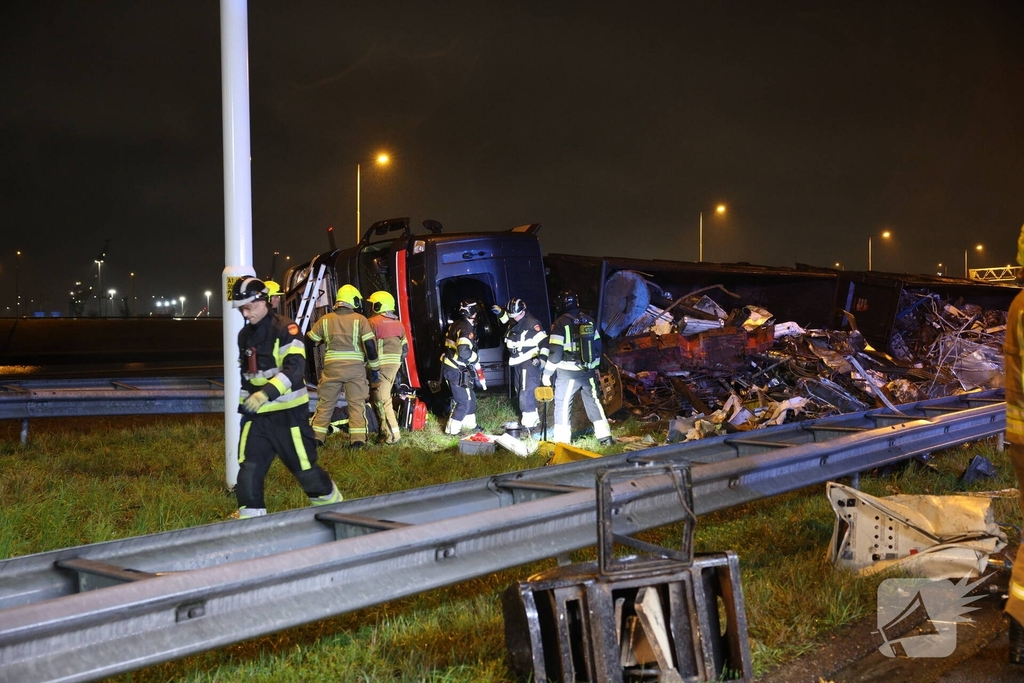 Bestuurder bevrijdt na ongeval vrachtwagen