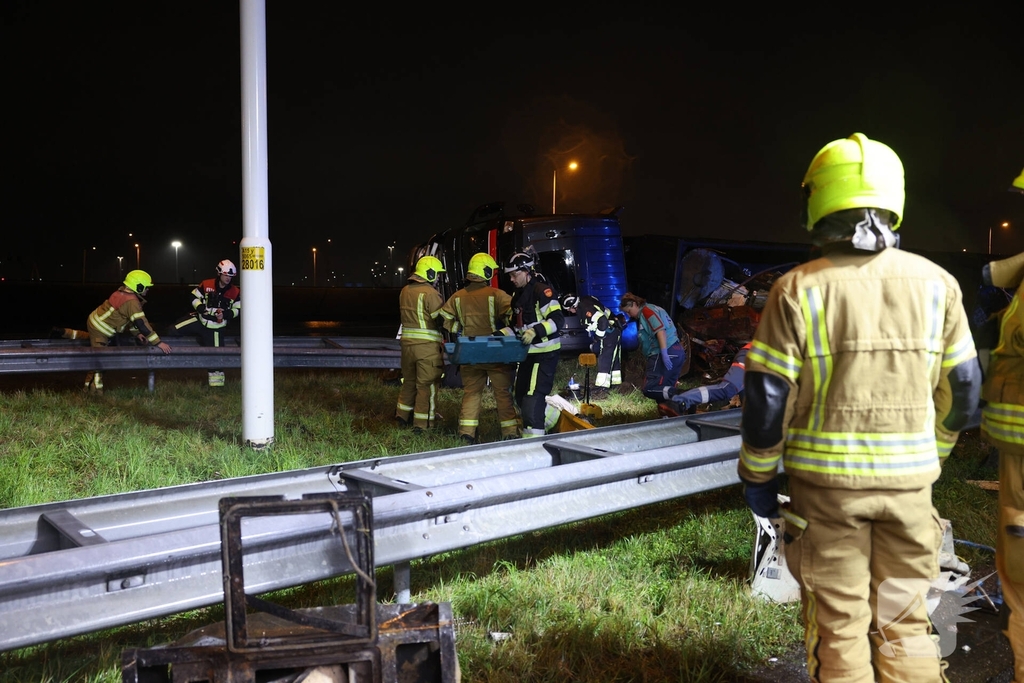 Bestuurder bevrijdt na ongeval vrachtwagen