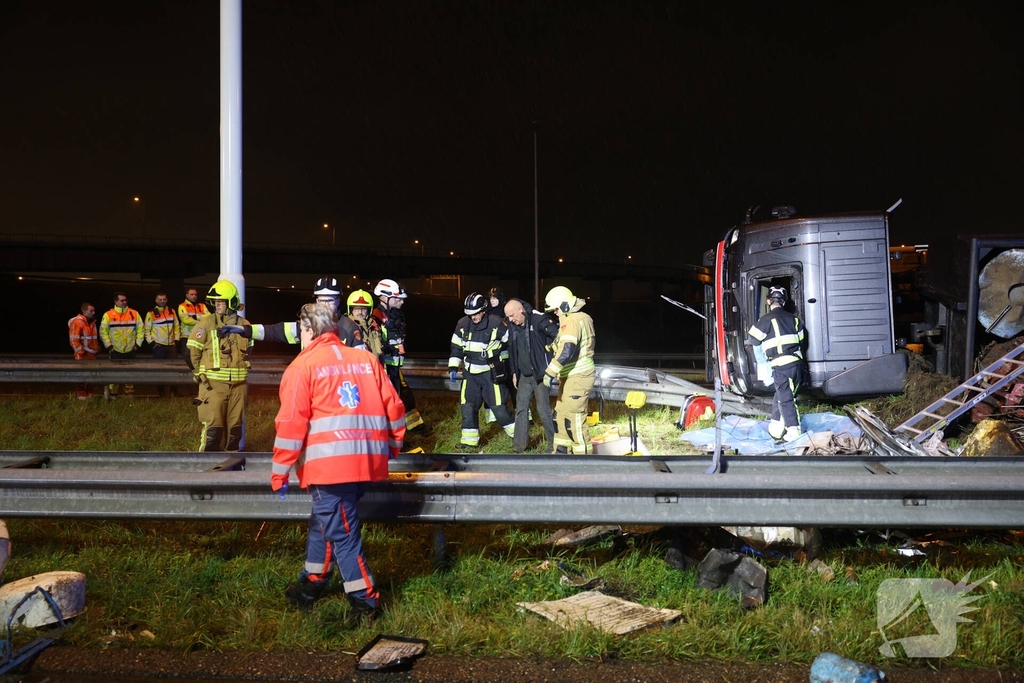 Bestuurder bevrijdt na ongeval vrachtwagen