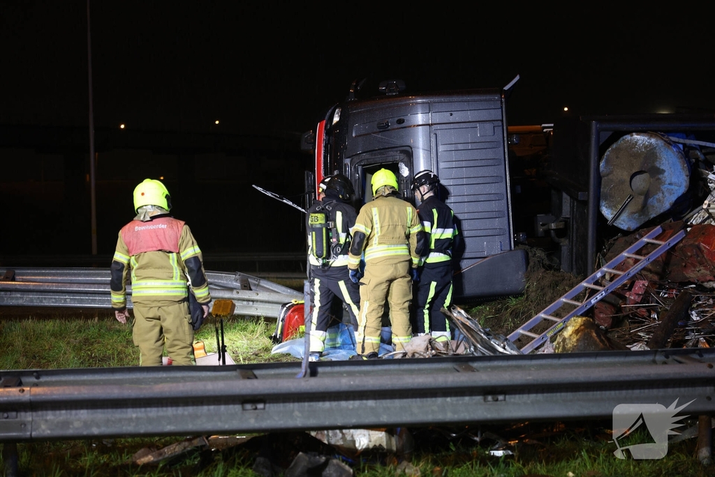 Bestuurder bevrijdt na ongeval vrachtwagen