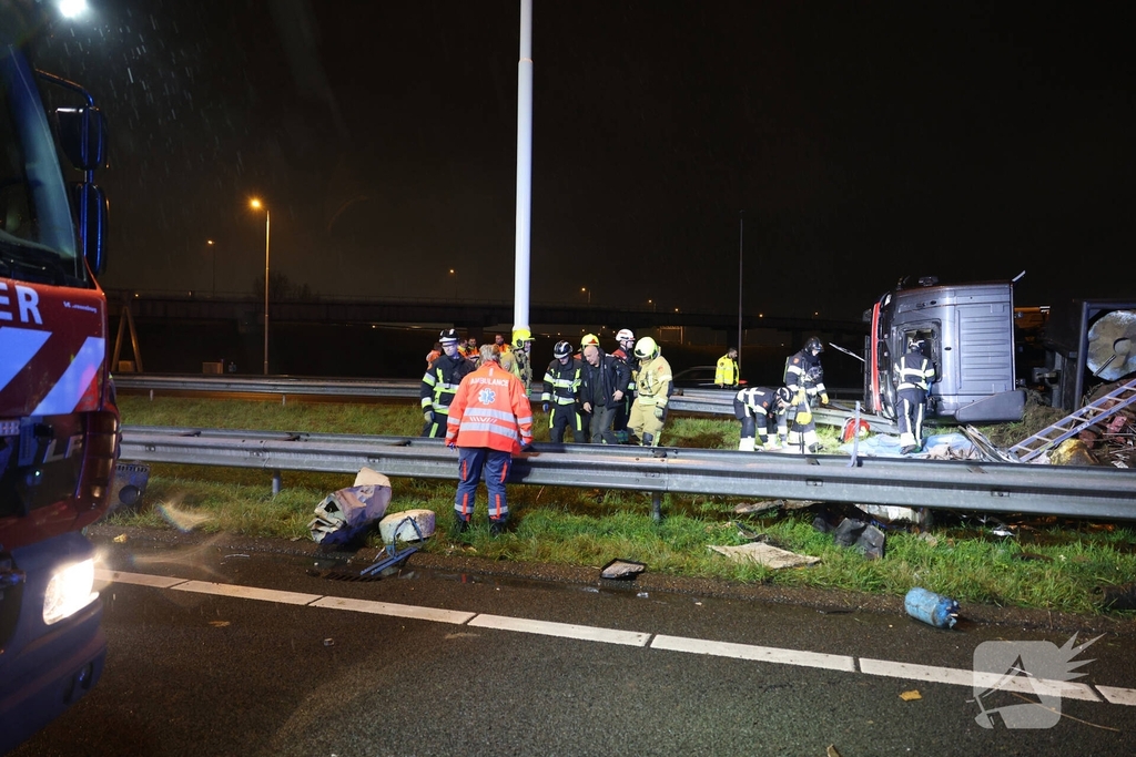 Bestuurder bevrijdt na ongeval vrachtwagen