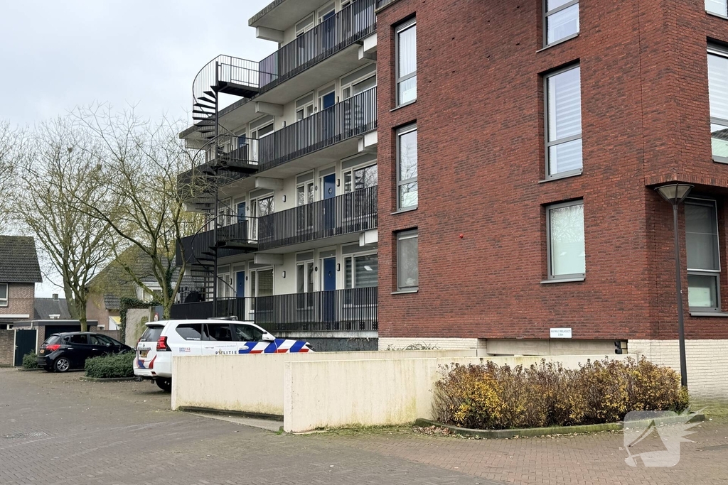 Politie en recherche doorzoeken woning vanwege mogelijke explosief