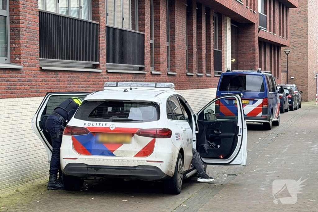 Politie en recherche doorzoeken woning vanwege mogelijke explosief