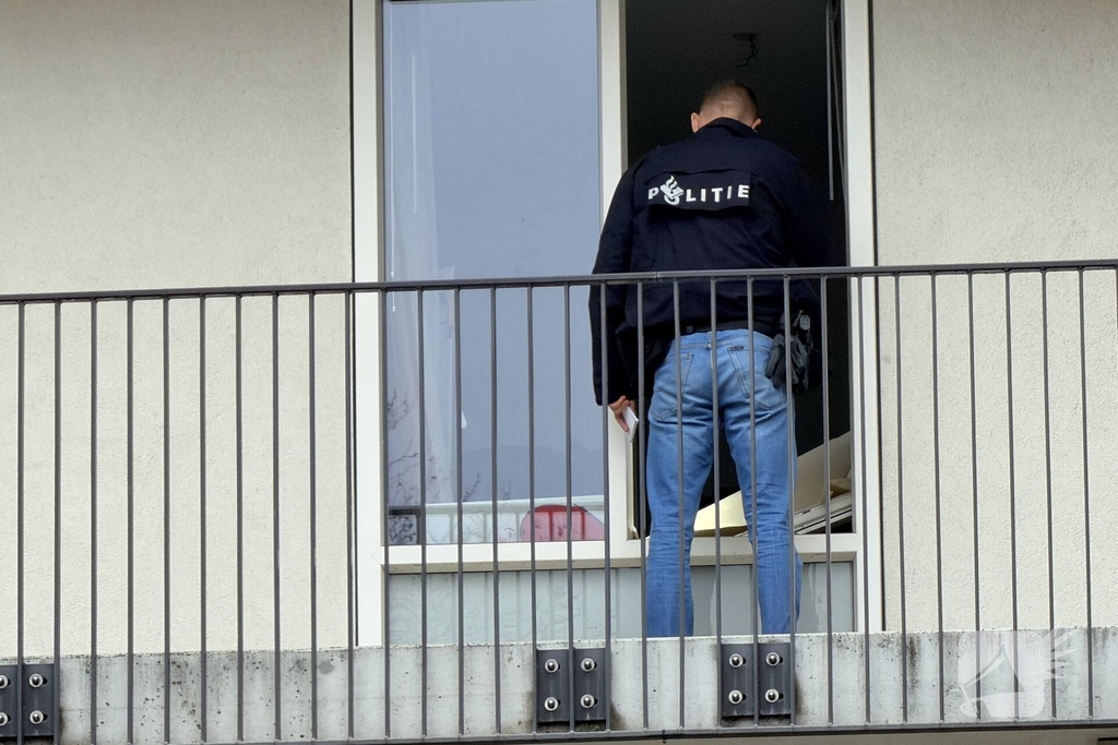 Politie en recherche doorzoeken woning vanwege mogelijke explosief