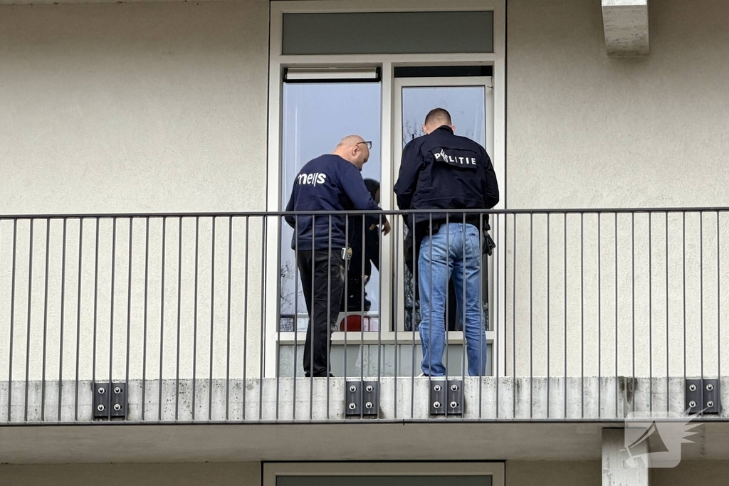 Politie en recherche doorzoeken woning vanwege mogelijke explosief