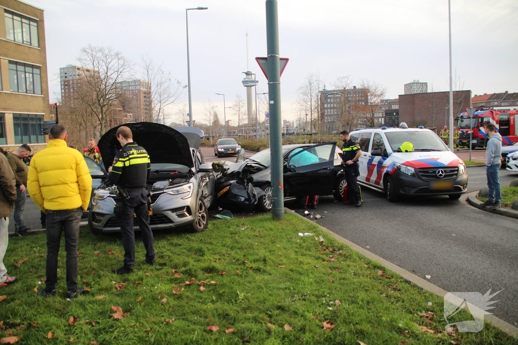 Zware aanrijding tussen twee voertuigen