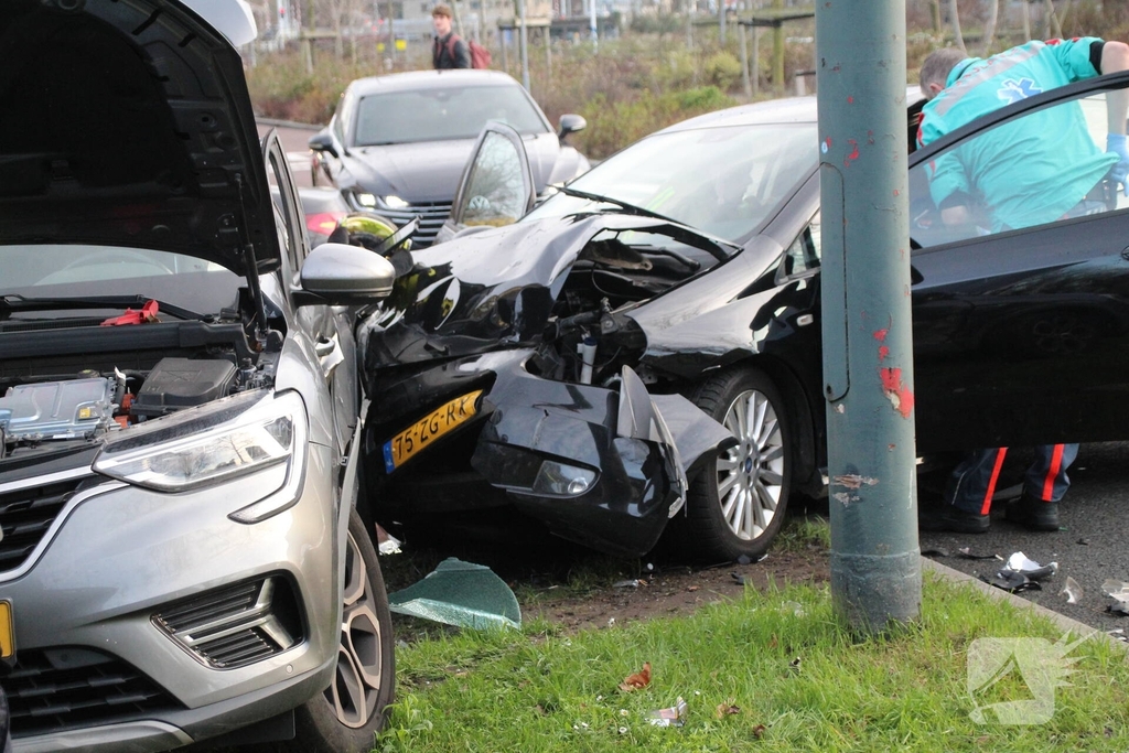 Zware aanrijding tussen twee voertuigen