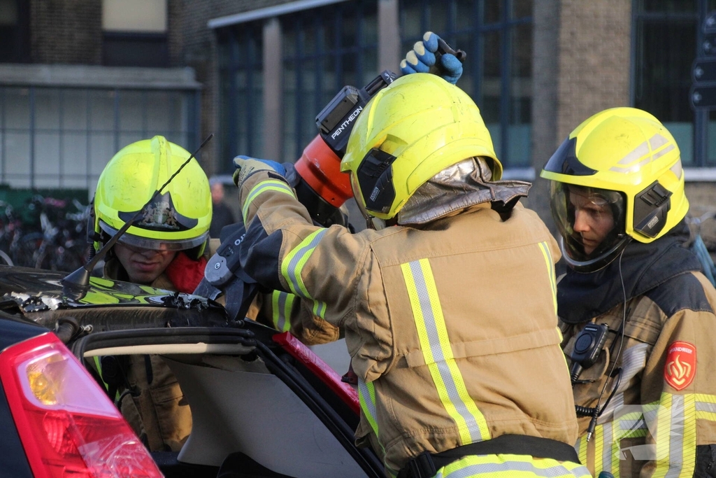 Zware aanrijding tussen twee voertuigen