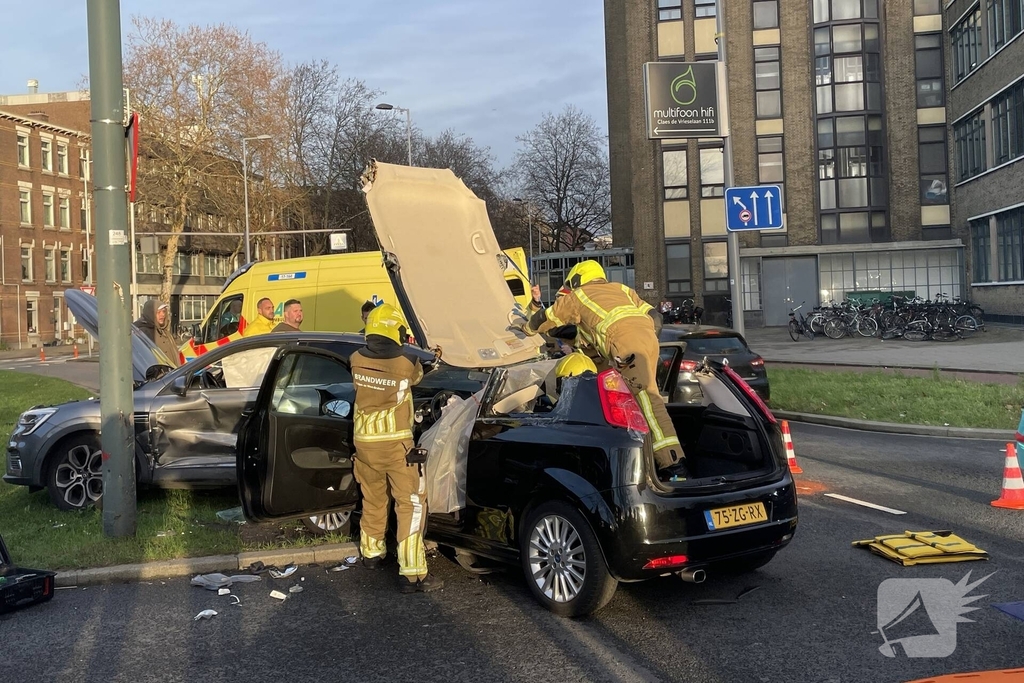 Zware aanrijding tussen twee voertuigen