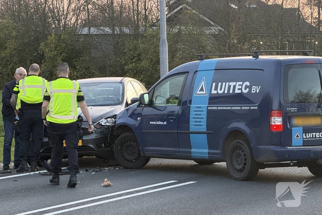Ongeval tussen bestelbus en personenauto