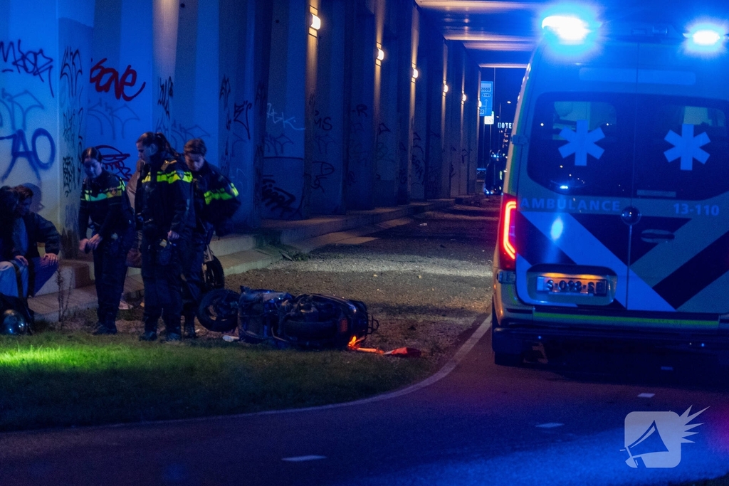 Twee scooterrijders botsten op fietspad