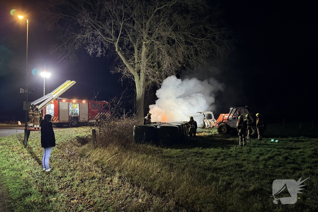 Hooibalen vangen vlam in buitenbrand