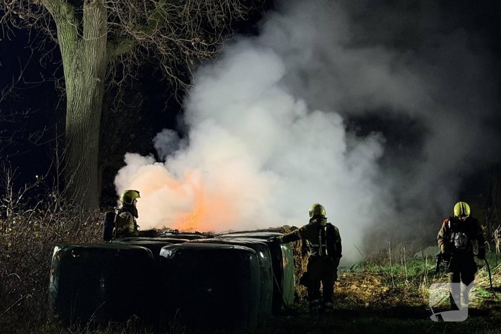 Hooibalen vangen vlam in buitenbrand