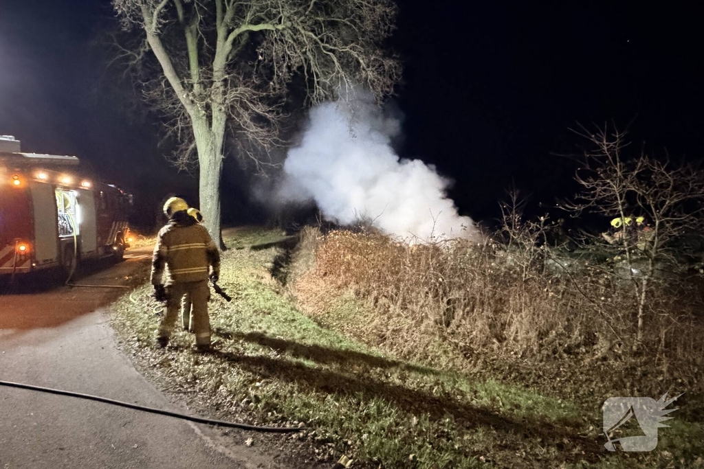 Hooibalen vangen vlam in buitenbrand