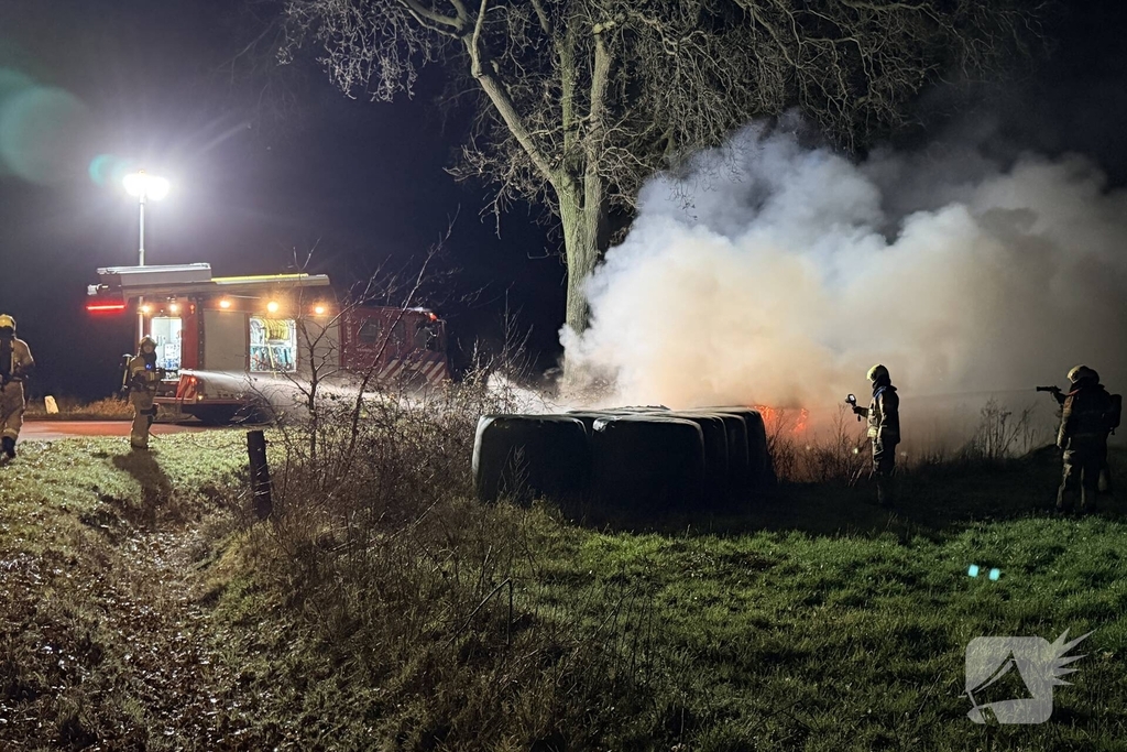 Hooibalen vangen vlam in buitenbrand