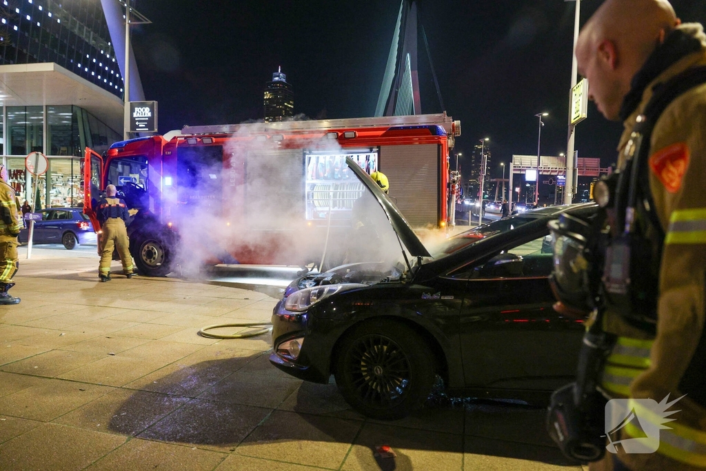 Brandweer staat vast op brug na melding autobrand