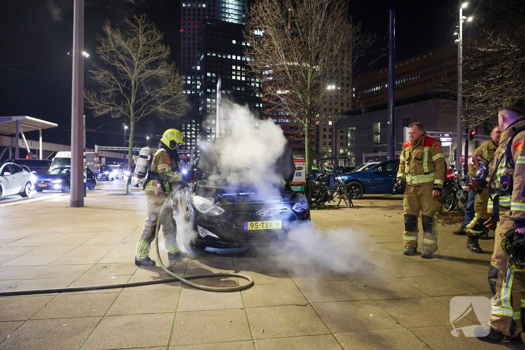Brandweer staat vast op brug na melding autobrand