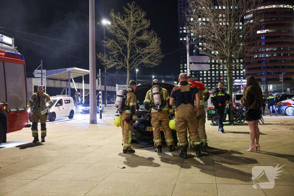 Brandweer staat vast op brug na melding autobrand