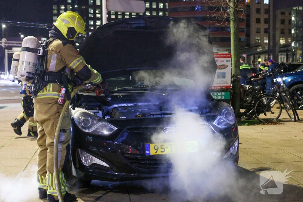 Brandweer staat vast op brug na melding autobrand