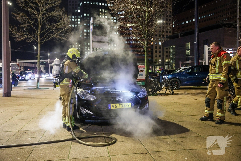 Brandweer staat vast op brug na melding autobrand