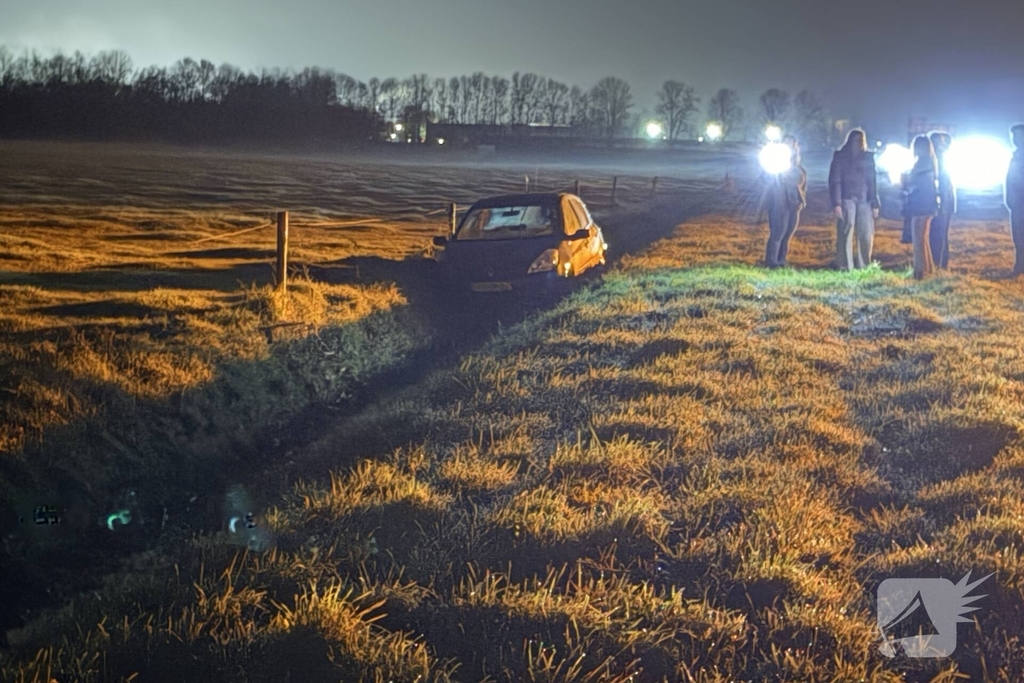 Auto belandt in sloot na aanrijding